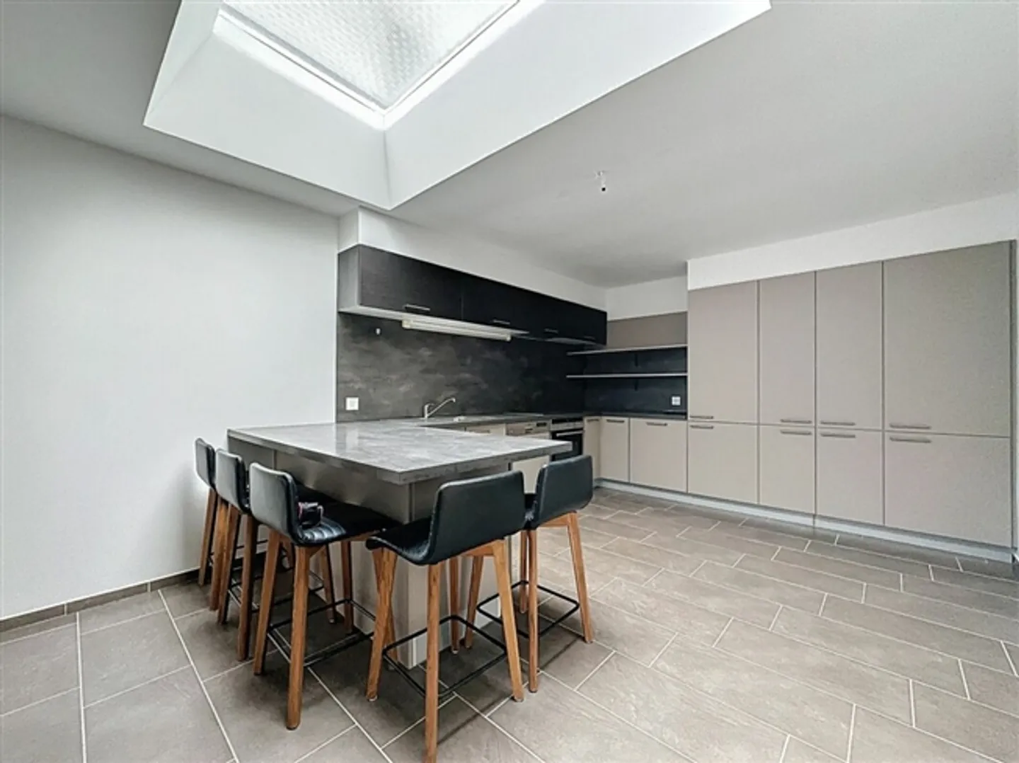 Charming Apartment/Loft Near the Center - Photo 6 of 12