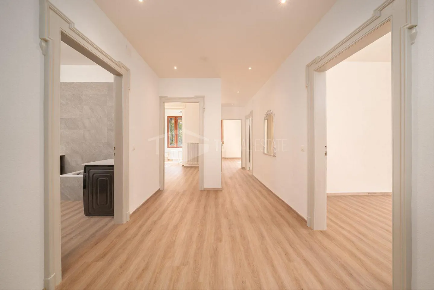 GERÄUMIGE UND HELLER 5-ZIMMER-WOHNUNG IN DER NÄHE DES ZENTRUMS - Foto 1 von 16
