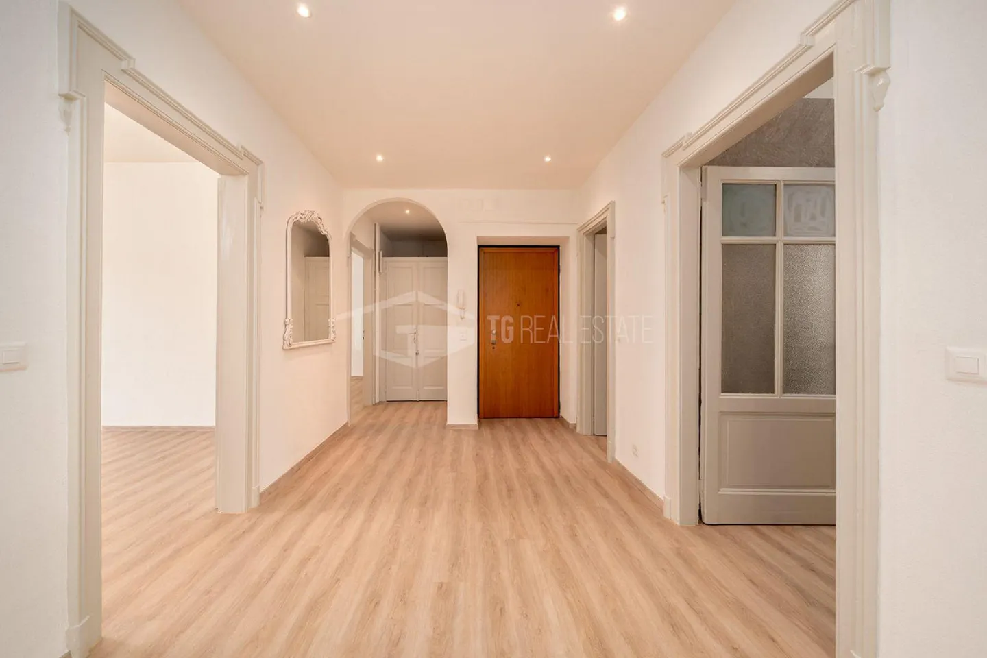 GERÄUMIGE UND HELLER 5-ZIMMER-WOHNUNG IN DER NÄHE DES ZENTRUMS - Foto 3 von 16