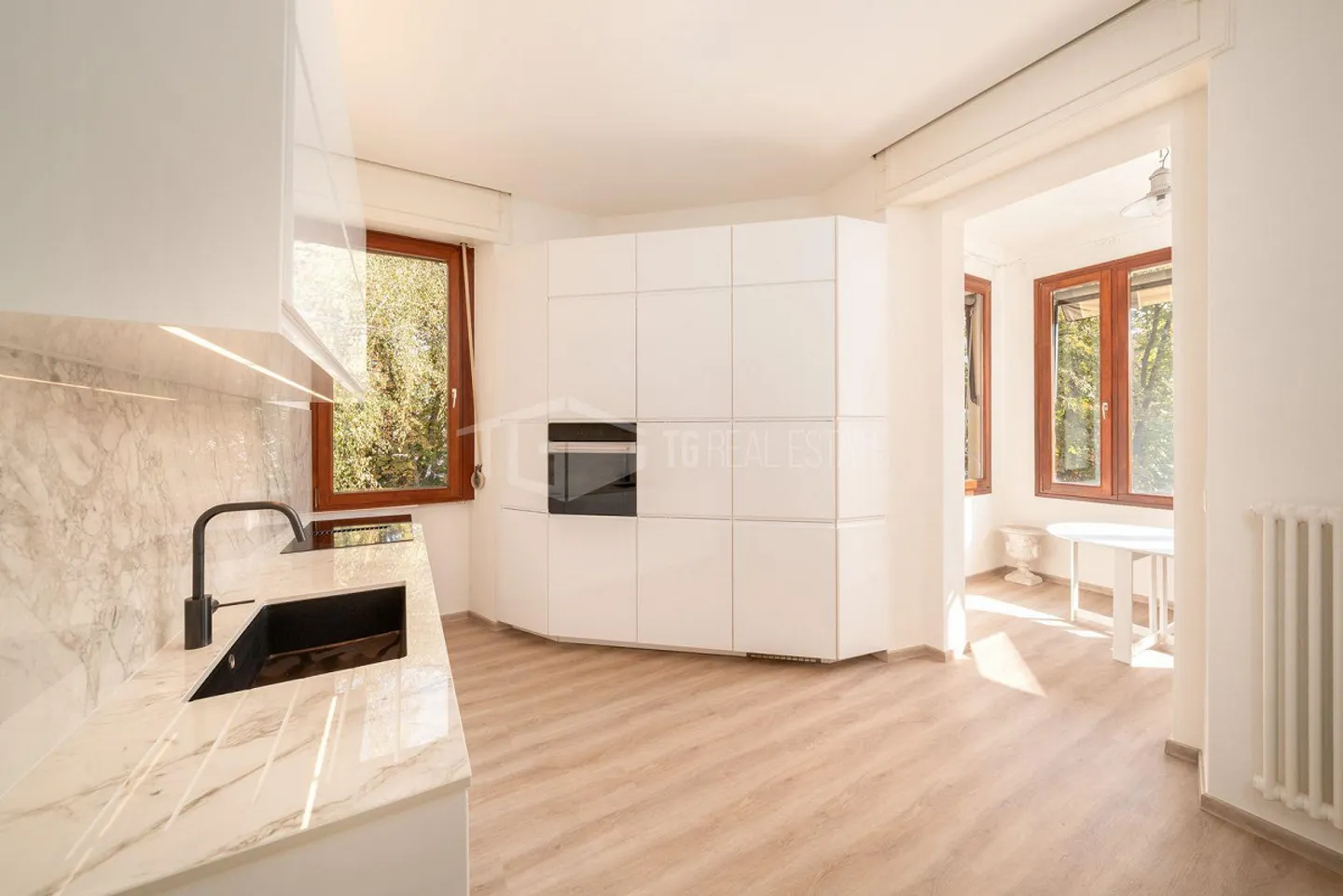 GERÄUMIGE UND HELLER 5-ZIMMER-WOHNUNG IN DER NÄHE DES ZENTRUMS - Foto 4 von 16