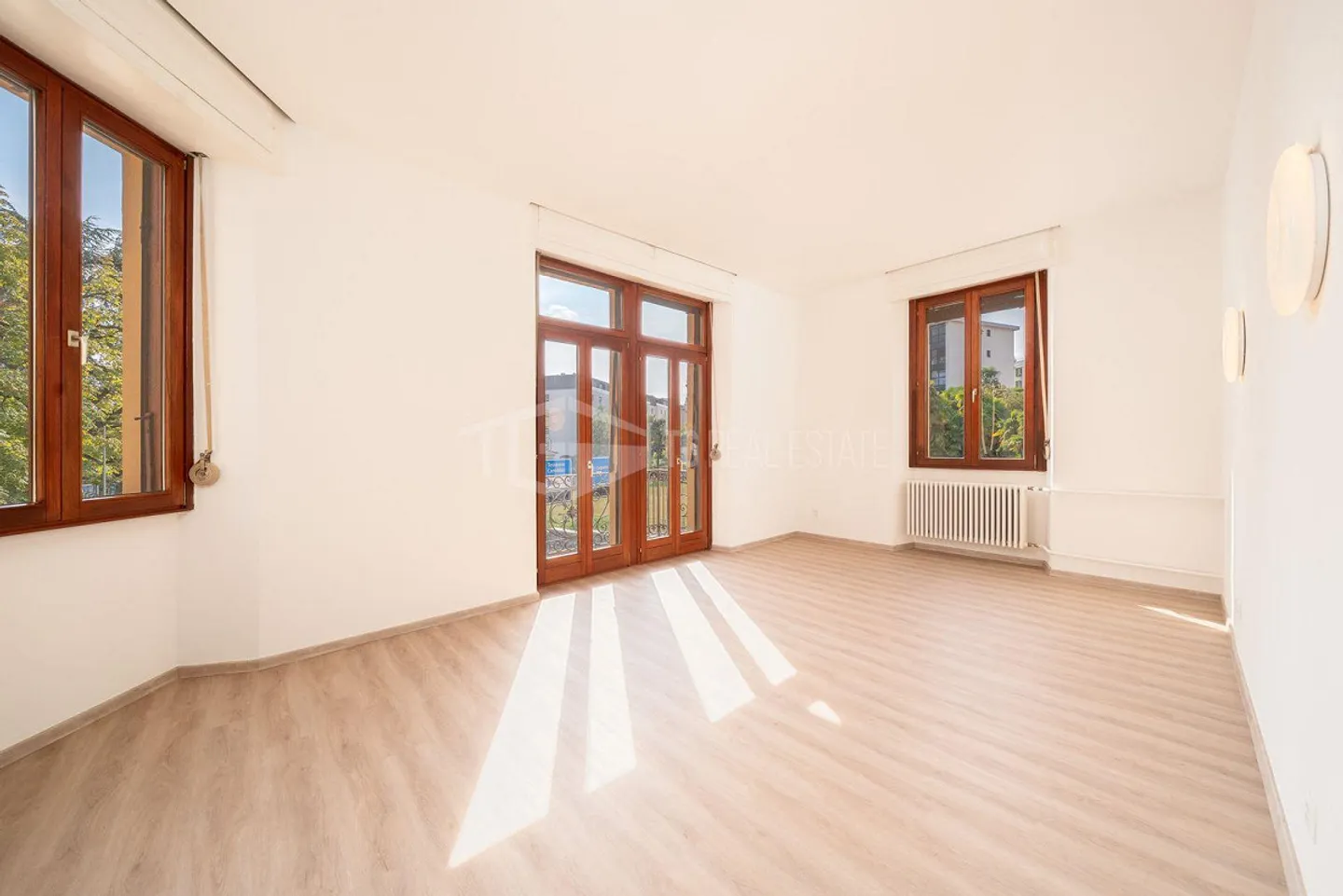 GERÄUMIGE UND HELLER 5-ZIMMER-WOHNUNG IN DER NÄHE DES ZENTRUMS - Foto 5 von 16