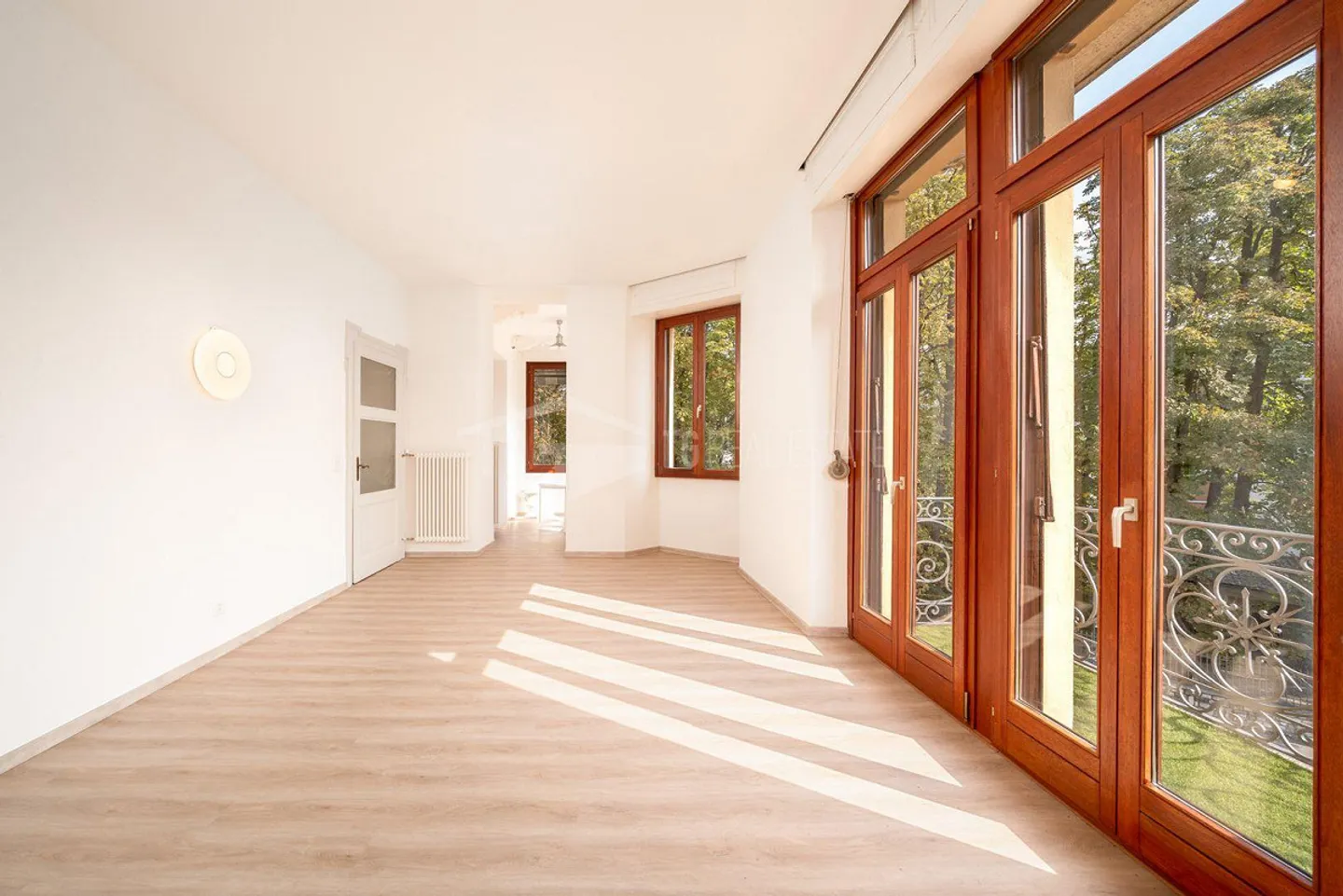 GERÄUMIGE UND HELLER 5-ZIMMER-WOHNUNG IN DER NÄHE DES ZENTRUMS - Foto 7 von 16