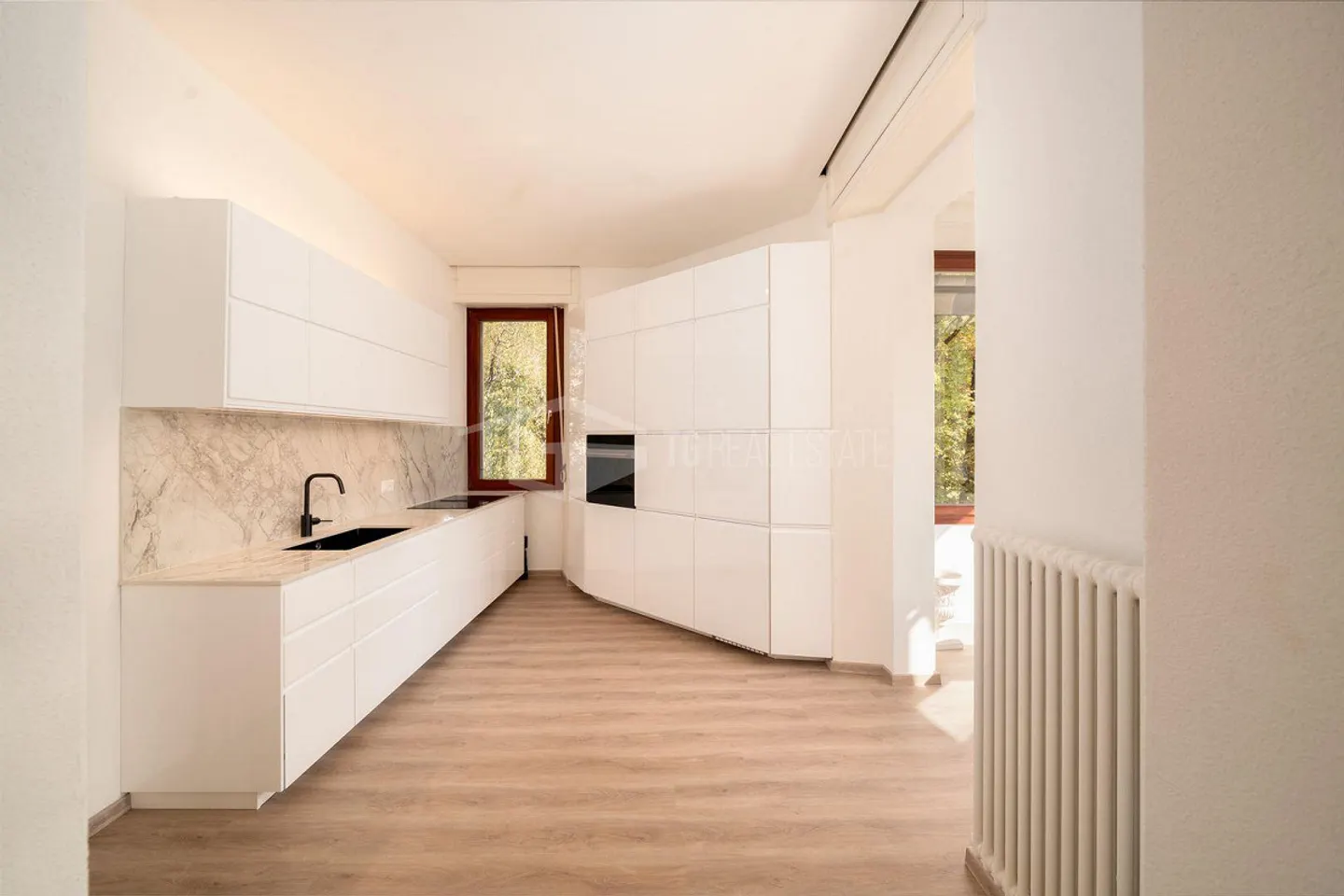 GERÄUMIGE UND HELLER 5-ZIMMER-WOHNUNG IN DER NÄHE DES ZENTRUMS - Foto 8 von 16