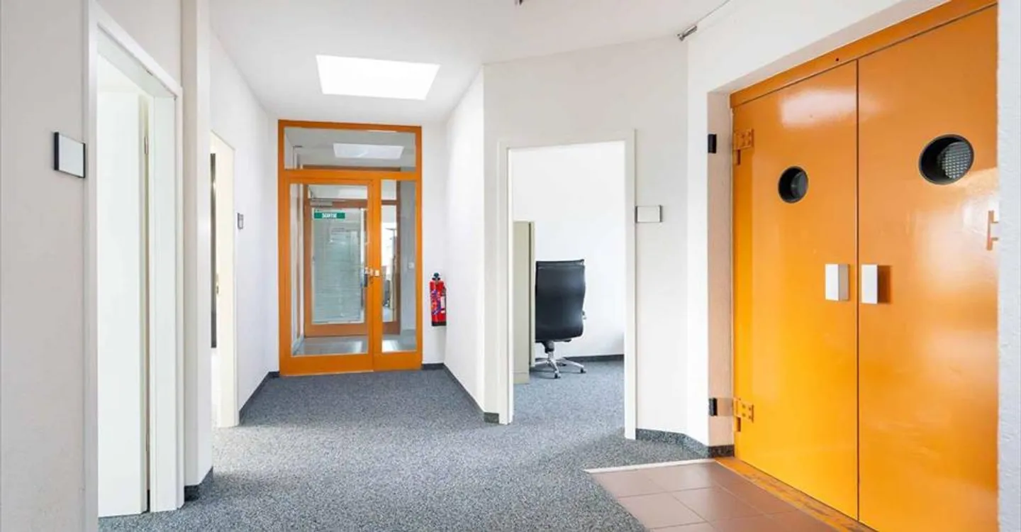Office space for rent - Photo 2 of 4