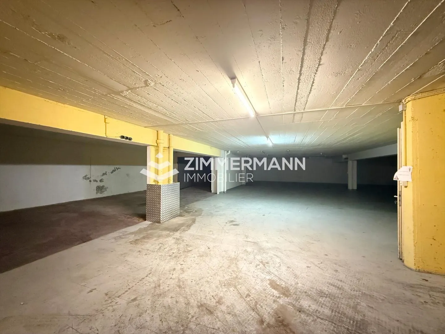 637 m² Storage Space in Montbrillant! - Photo 3 of 9