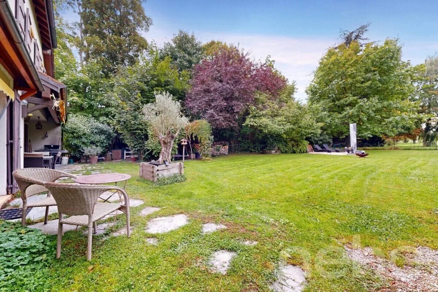 Casa familiare di 5,5 stanze con giardino in un villaggio tranquillo - Foto 3 di 12