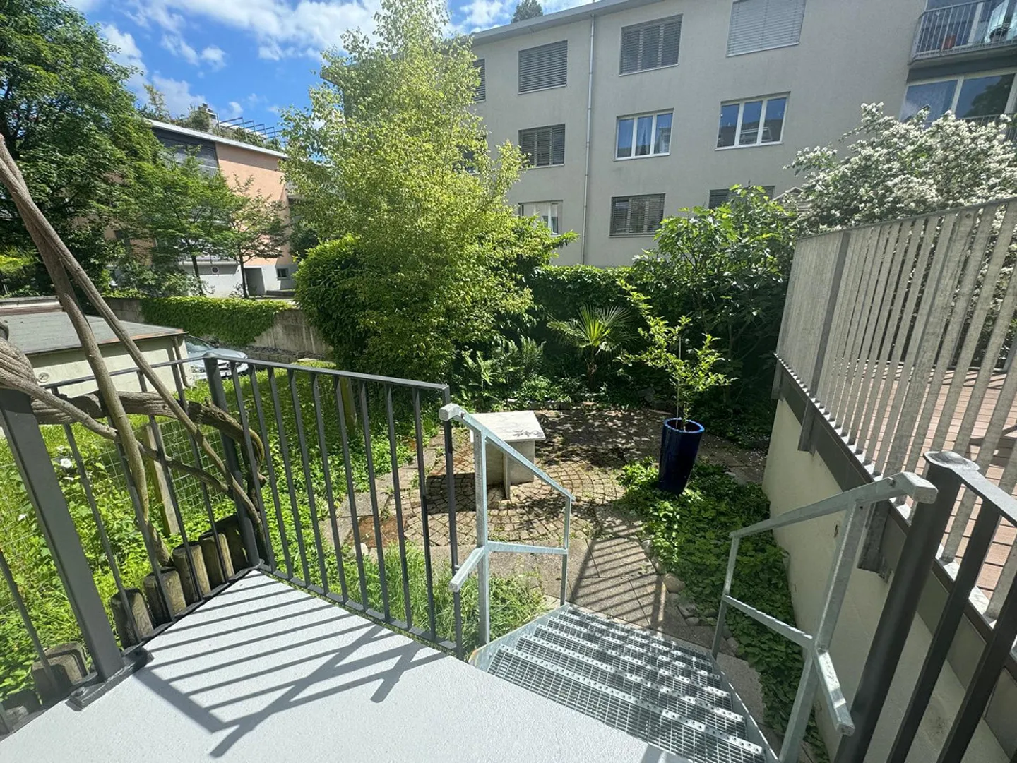 Emménagez et vivez immédiatement ! Logement meublé avec jardin - Photo 3 sur 10