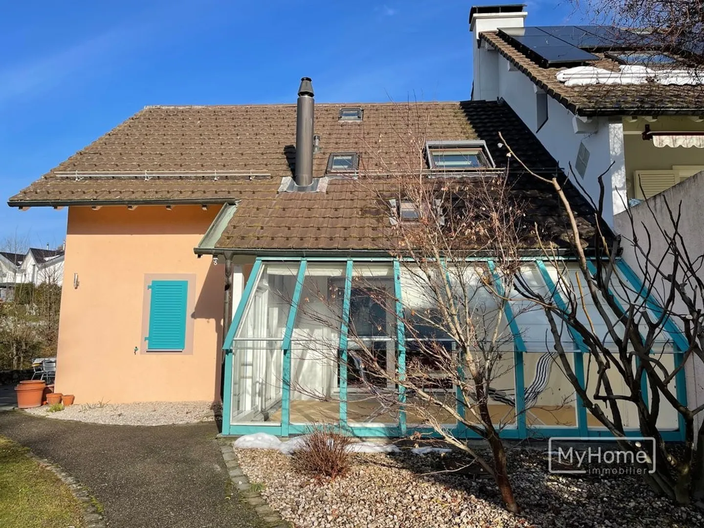 Spaziosa villa di 6,5 stanze con un grande giardino privato - Foto 3 di 11