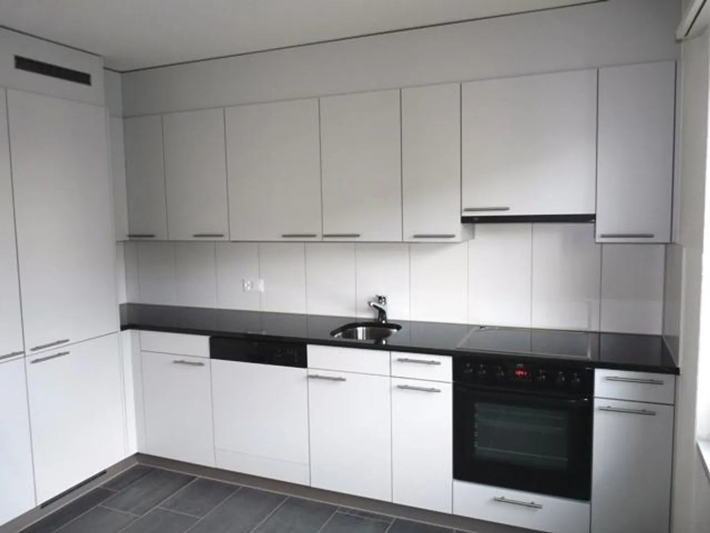 Modern Apartment with Balcony - Photo 4 of 5