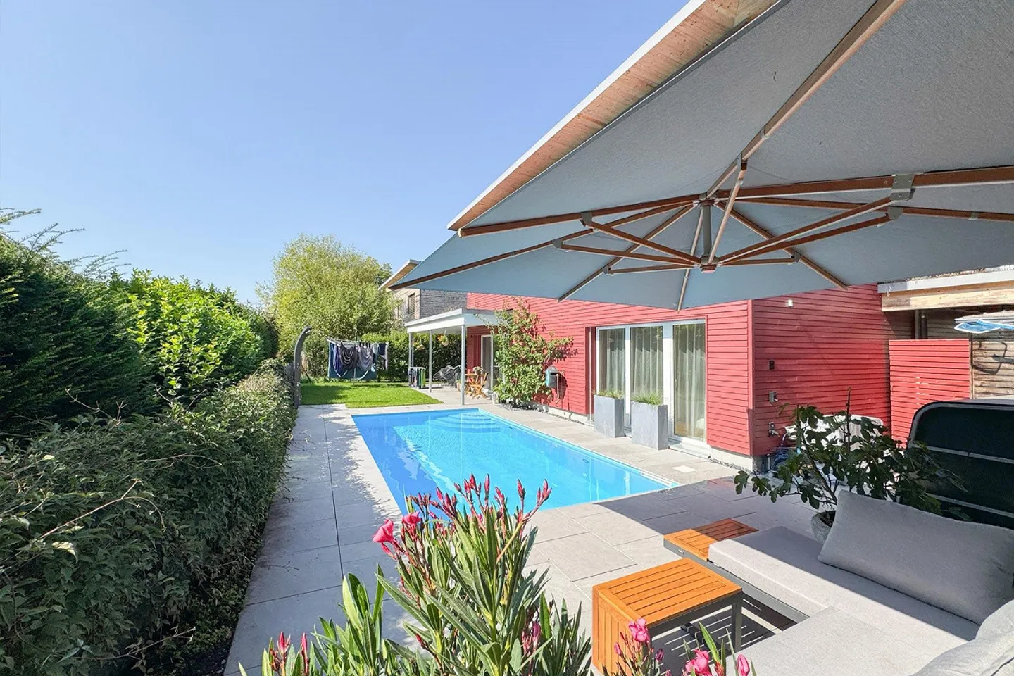 Einfamilienhaus mit Pool - Foto 2 von 16