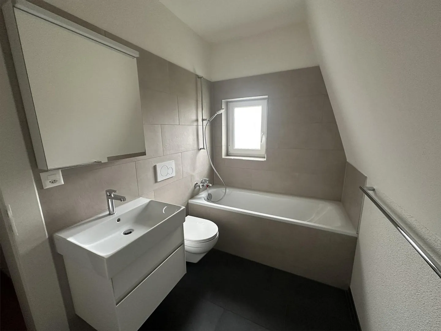 Charmante 4.5-Zimmer-Altbauwohnung mit loftartigem Dachgeschoss - Foto 9 di 12