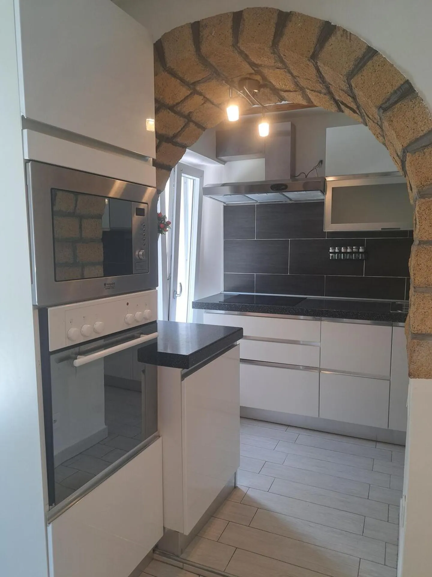 BEL APPARTAMENTO DI 3,5 STANZE CON 80 M2 E TERRAZZA - Foto 1 di 16