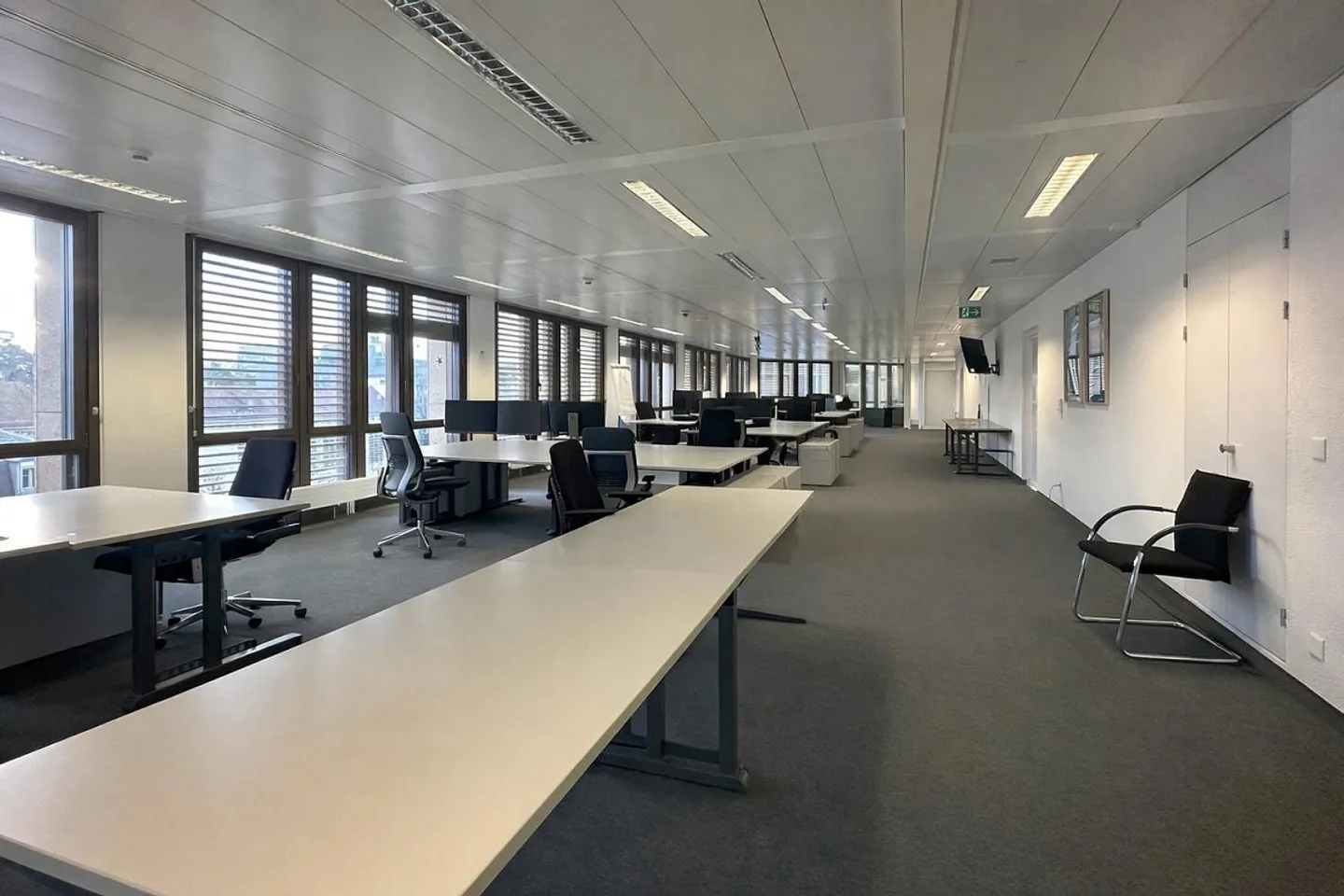 Spacious office space with sensational views in a top location at ... - Photo 4 of 8