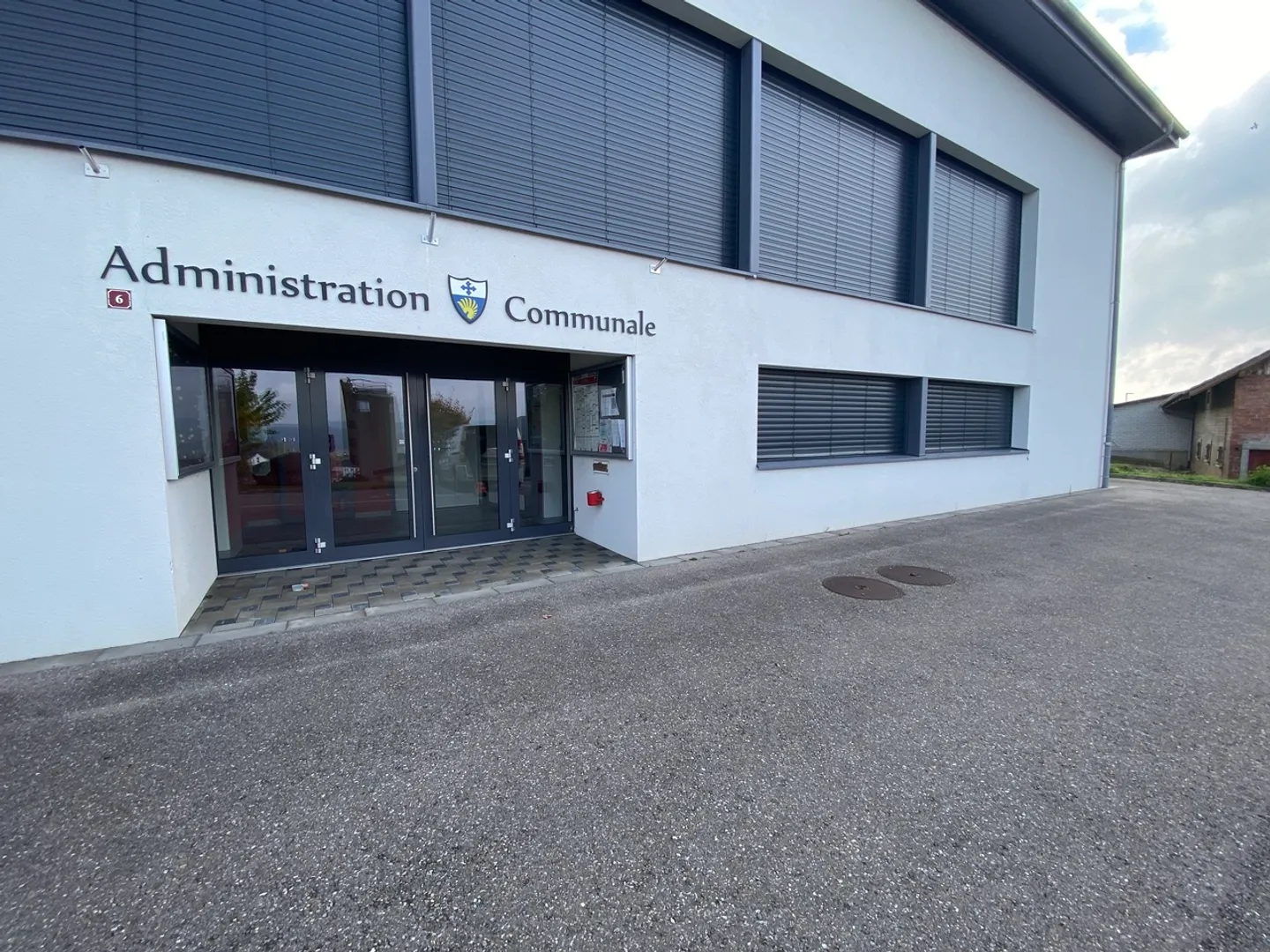 Espace commercial avec grande vitrine, cuisine séparée - Photo 1 sur 4