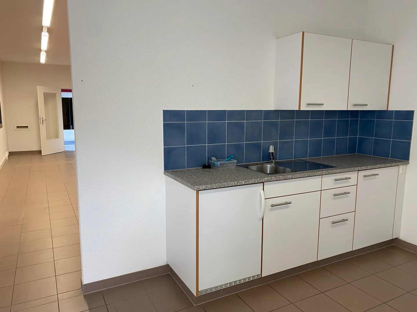 Espace commercial avec grande vitrine, cuisine séparée - Photo 2 sur 4