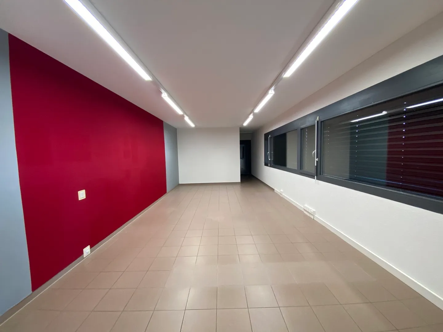 Espace commercial avec grande vitrine, cuisine séparée - Photo 3 sur 4