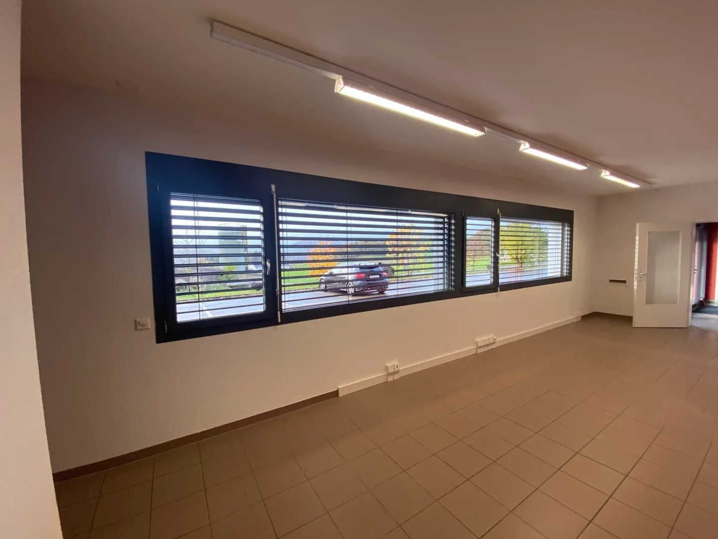 Espace commercial avec grande vitrine, cuisine séparée - Photo 4 sur 4