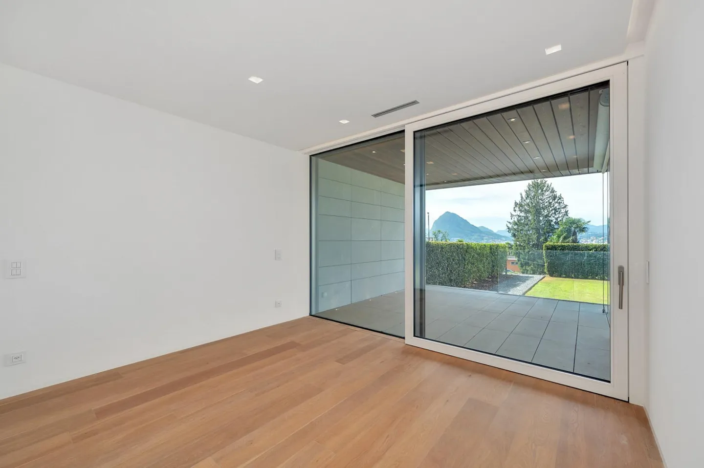 LUXURIOUS 4.5 ROOMS WITH GARDEN - Photo 7 of 13