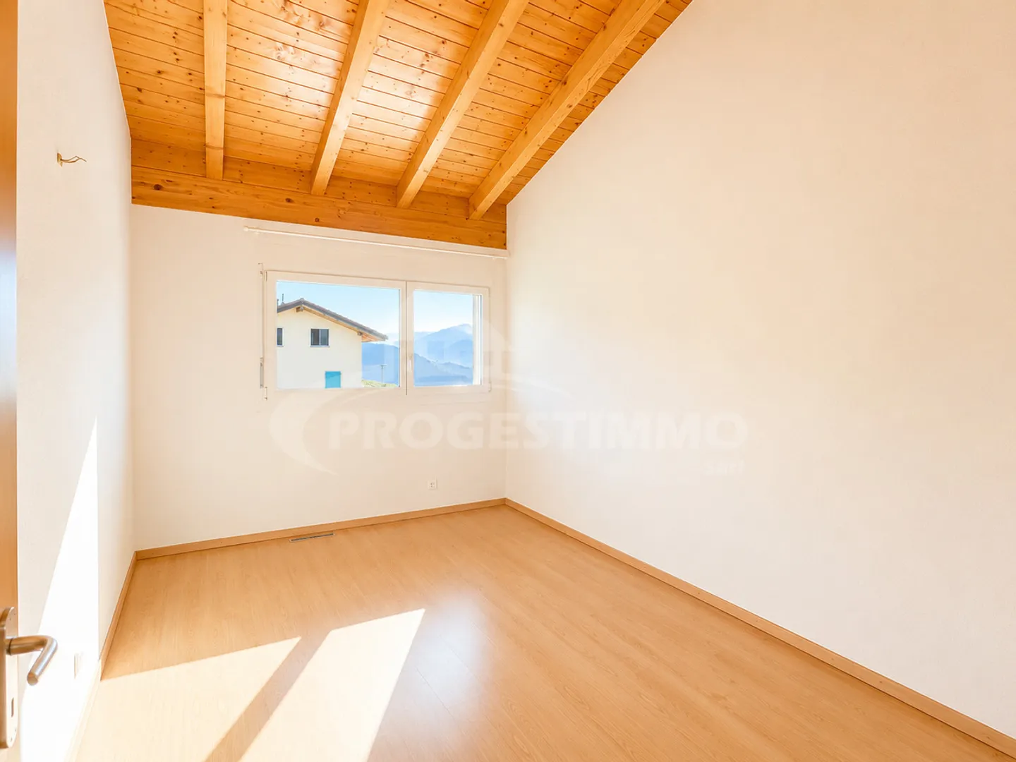 Exceptional Penthouse with Panoramic View of the Alps - Photo 7 of 11