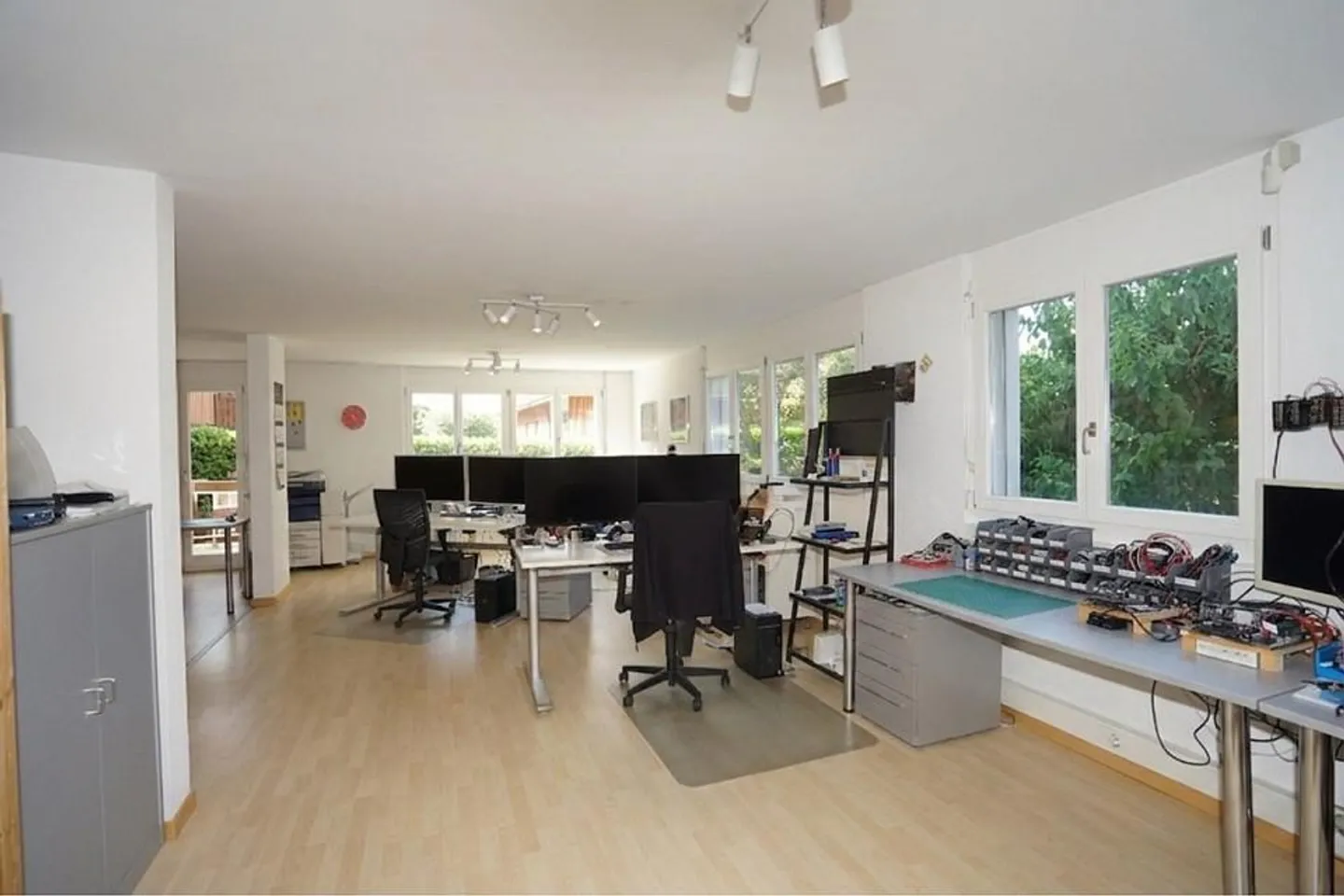 Espace de vente avec bureau et stockage - objet d'investissement intéressant - Photo 3 sur 11