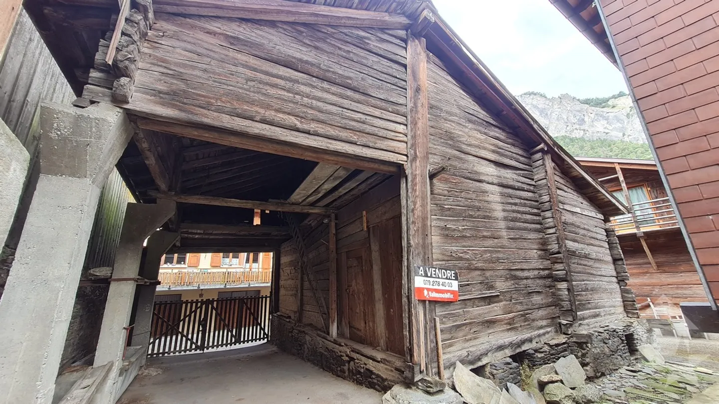 Une grange à rénover au coeur du village de Sembrancher - Photo 4 sur 13