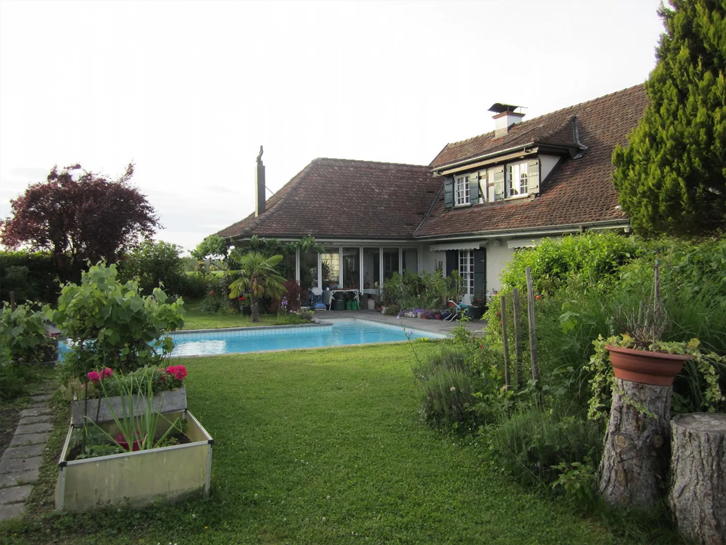 Maison de campagne de 6 pièces avec piscine dans le meilleur emplacement d'Allschwil avec grand jardin - Photo 3 sur 14