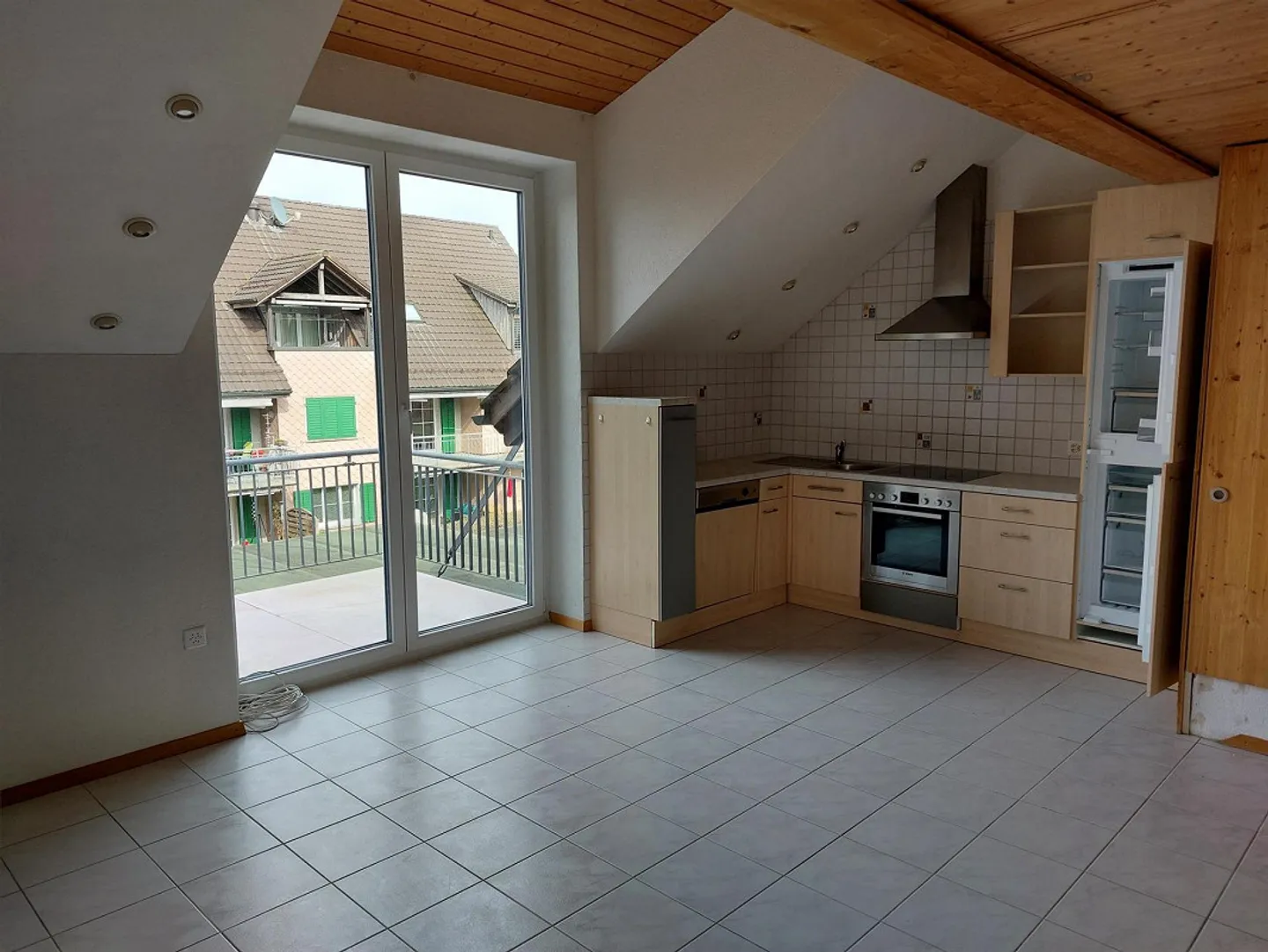 Bright 2.5-room attic apartment with balcony - Photo 2 of 8