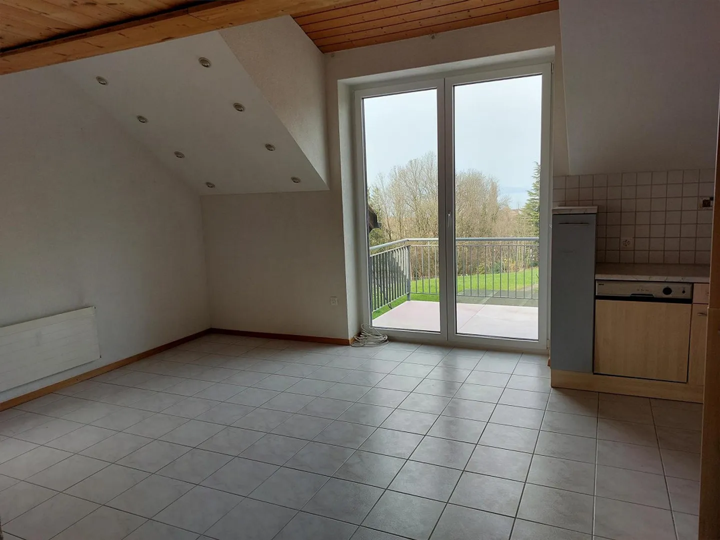 Bright 2.5-room attic apartment with balcony - Photo 3 of 8