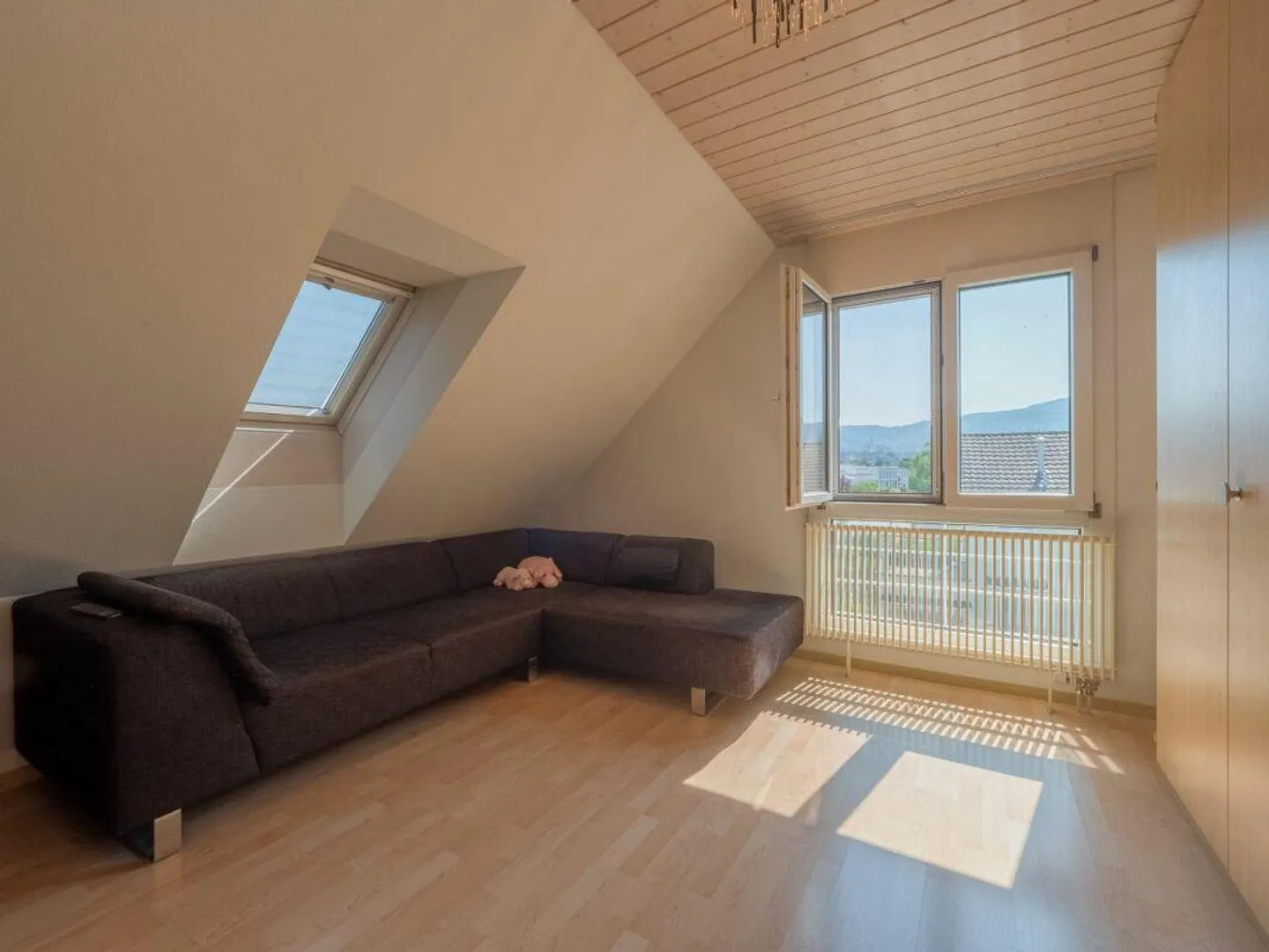 Spacious 4.5 Z' penthouse apartment with balcony, lift and 2 parking spaces - in the center of Reinach BL - Photo 10 of 13