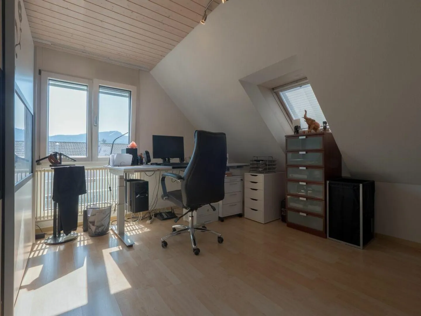 Spacious 4.5 Z' penthouse apartment with balcony, lift and 2 parking spaces - in the center of Reinach BL - Photo 11 of 13