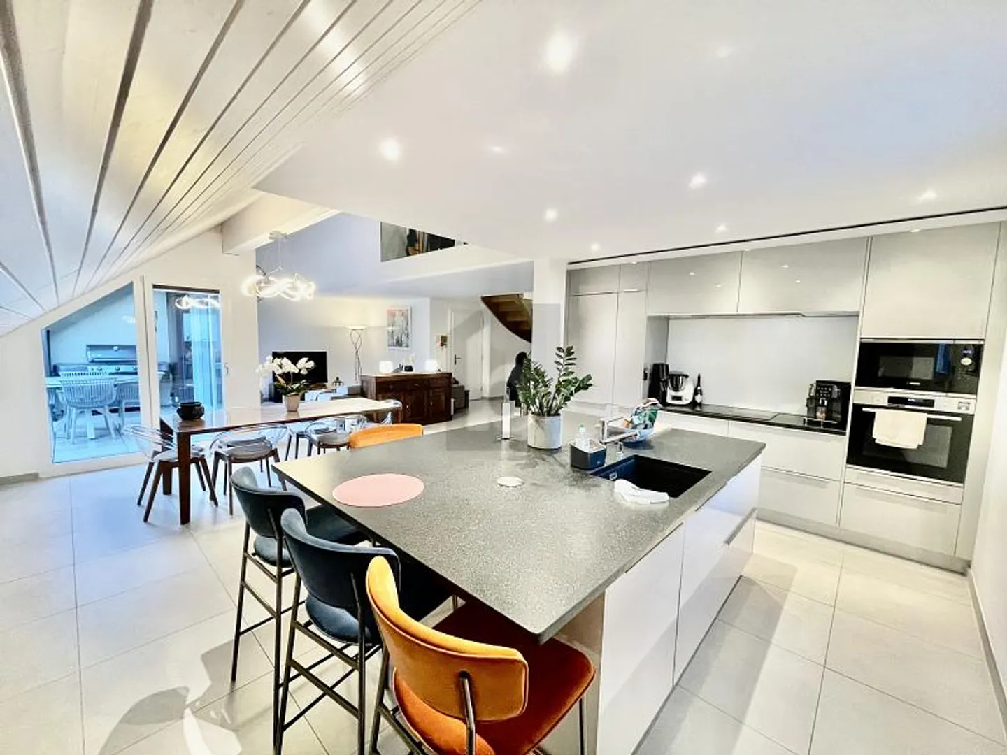 MAGNIFICENT, SPACIOUS AND MODERN - Photo 2 of 6