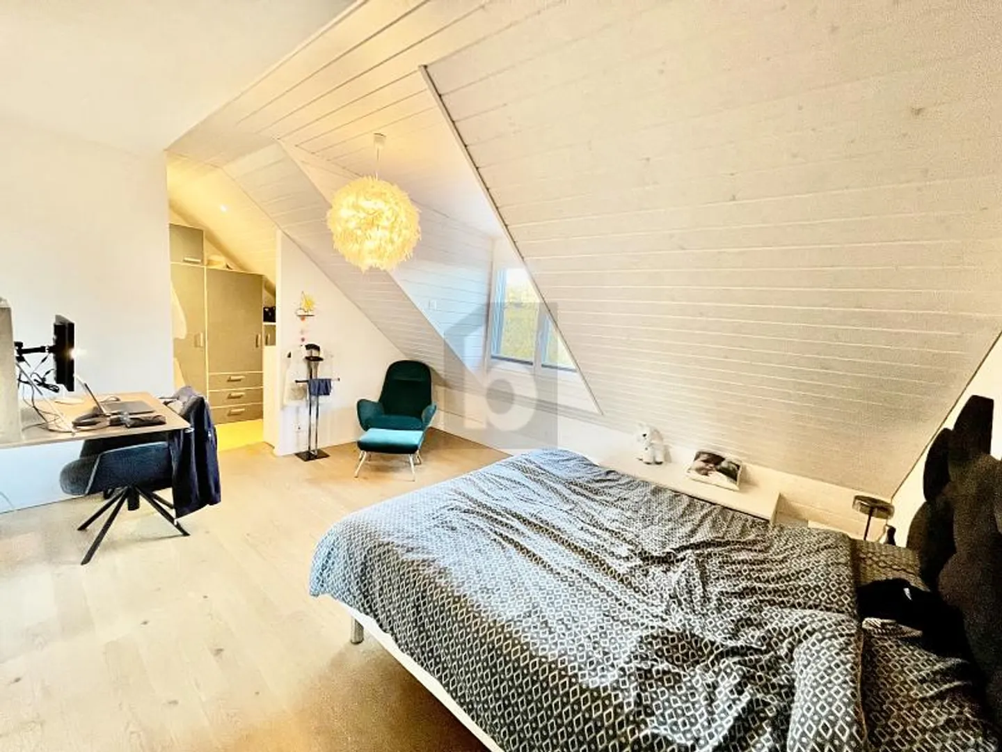 MAGNIFICENT, SPACIOUS AND MODERN - Photo 3 of 6