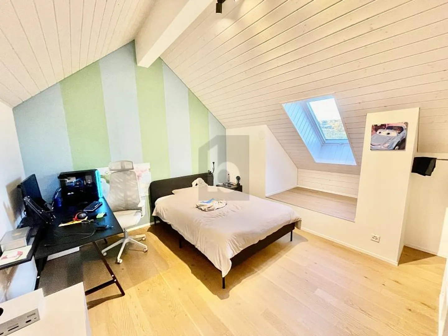 MAGNIFICENT, SPACIOUS AND MODERN - Photo 4 of 6