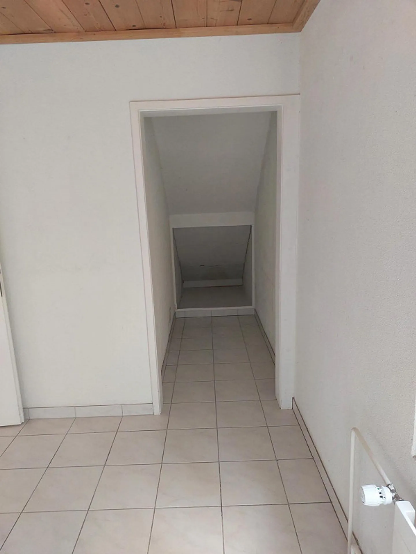 Bright 2.5-room attic apartment with balcony - Photo 5 of 8