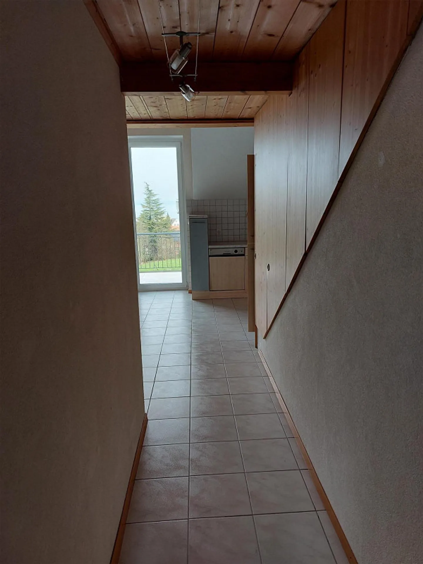 Bright 2.5-room attic apartment with balcony - Photo 6 of 8