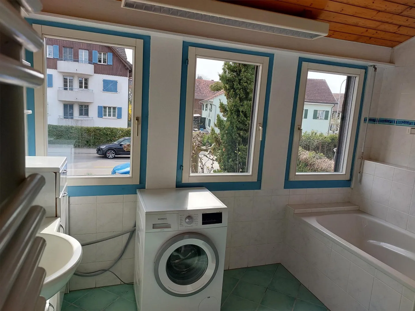 Bright 2.5-room attic apartment with balcony - Photo 7 of 8