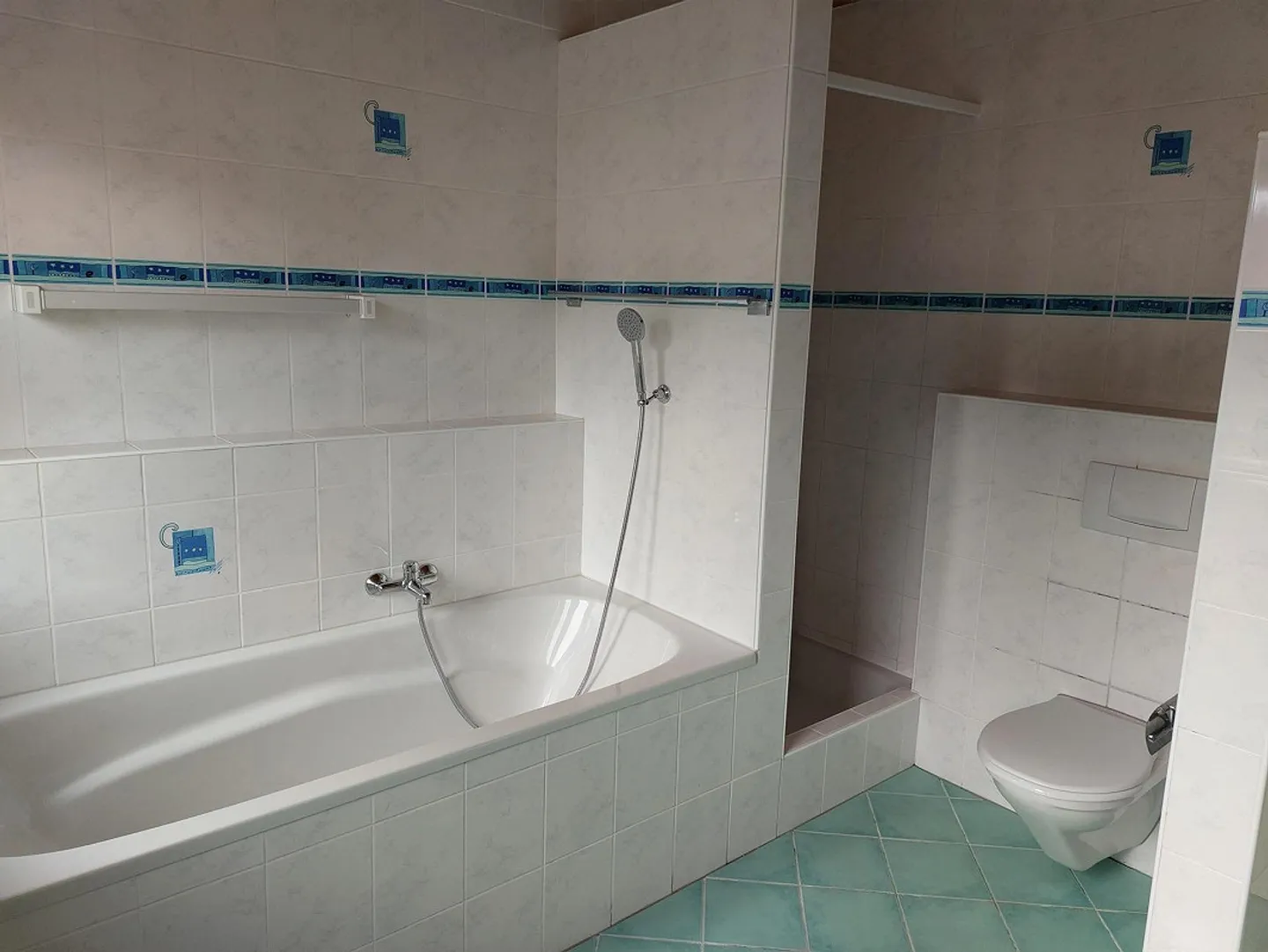 Bright 2.5-room attic apartment with balcony - Photo 8 of 8