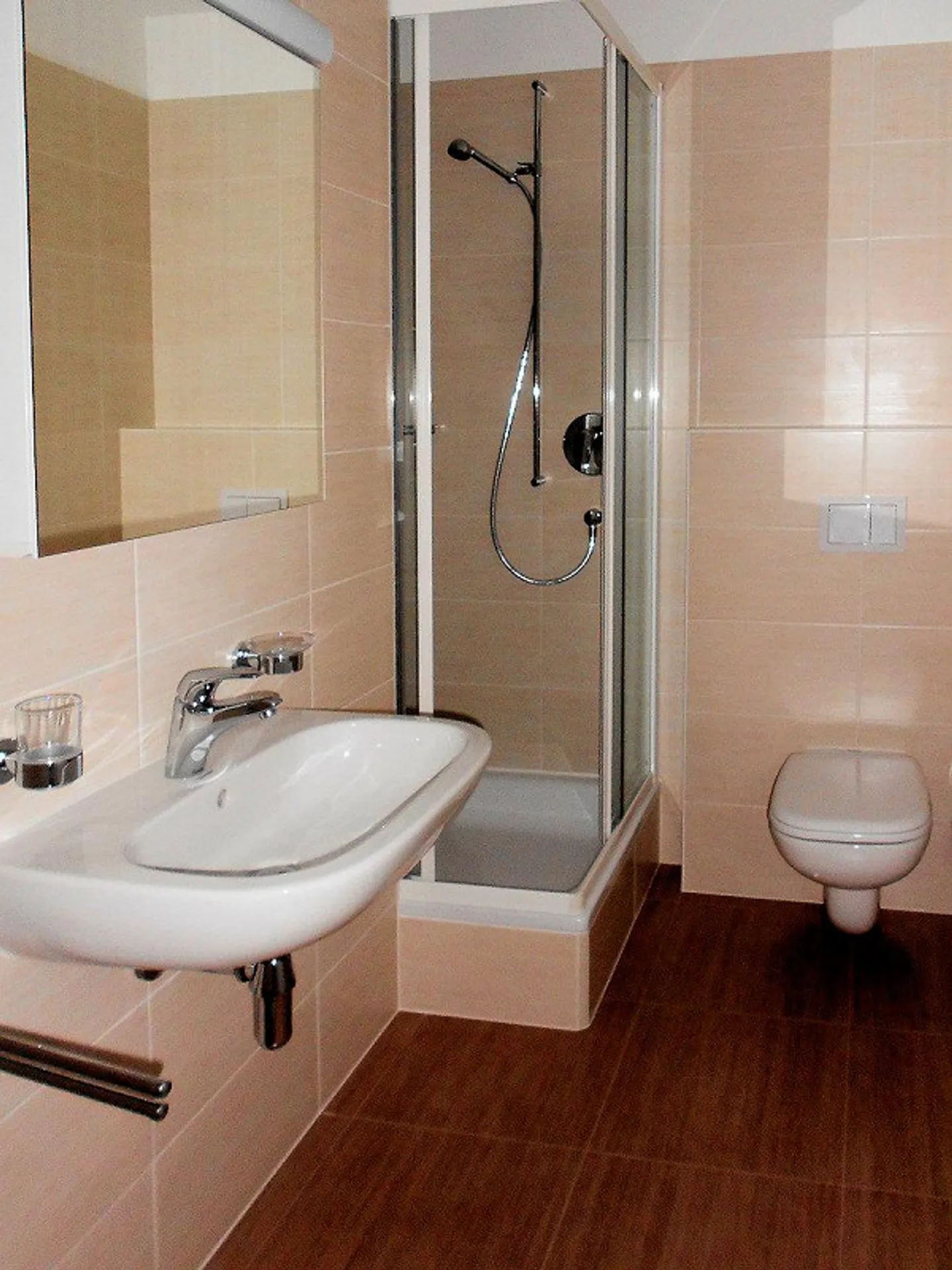 Mendrisio, in beautiful residence, modern 3.5 room apartment with spa - Photo 10 of 13