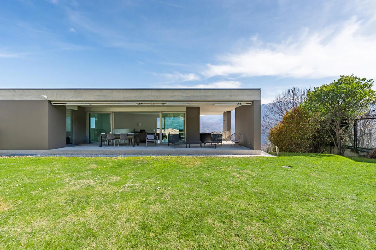 Villa di Design Esclusivo con Vista Lago e Assoluta Privacy - Foto 10 di 13