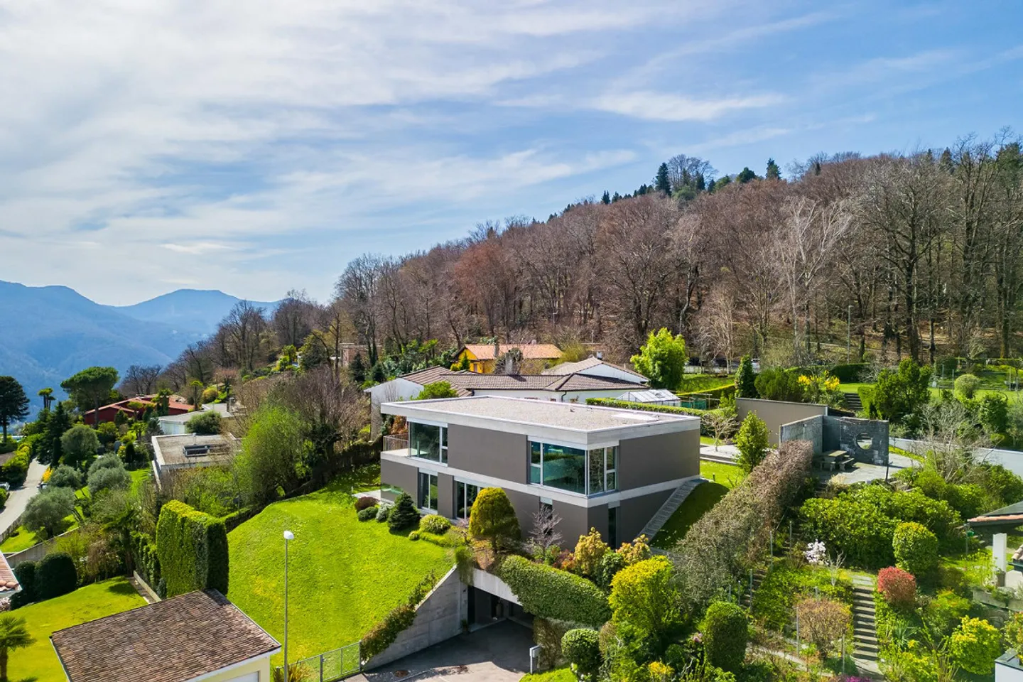 Villa di Design Esclusivo con Vista Lago e Assoluta Privacy - Foto 1 di 13