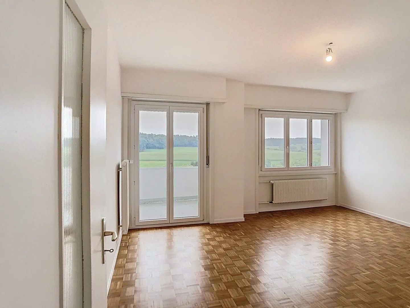 Lumineux logement traversant avec vue imprenable et deux balcons ! - Photo 4 sur 10