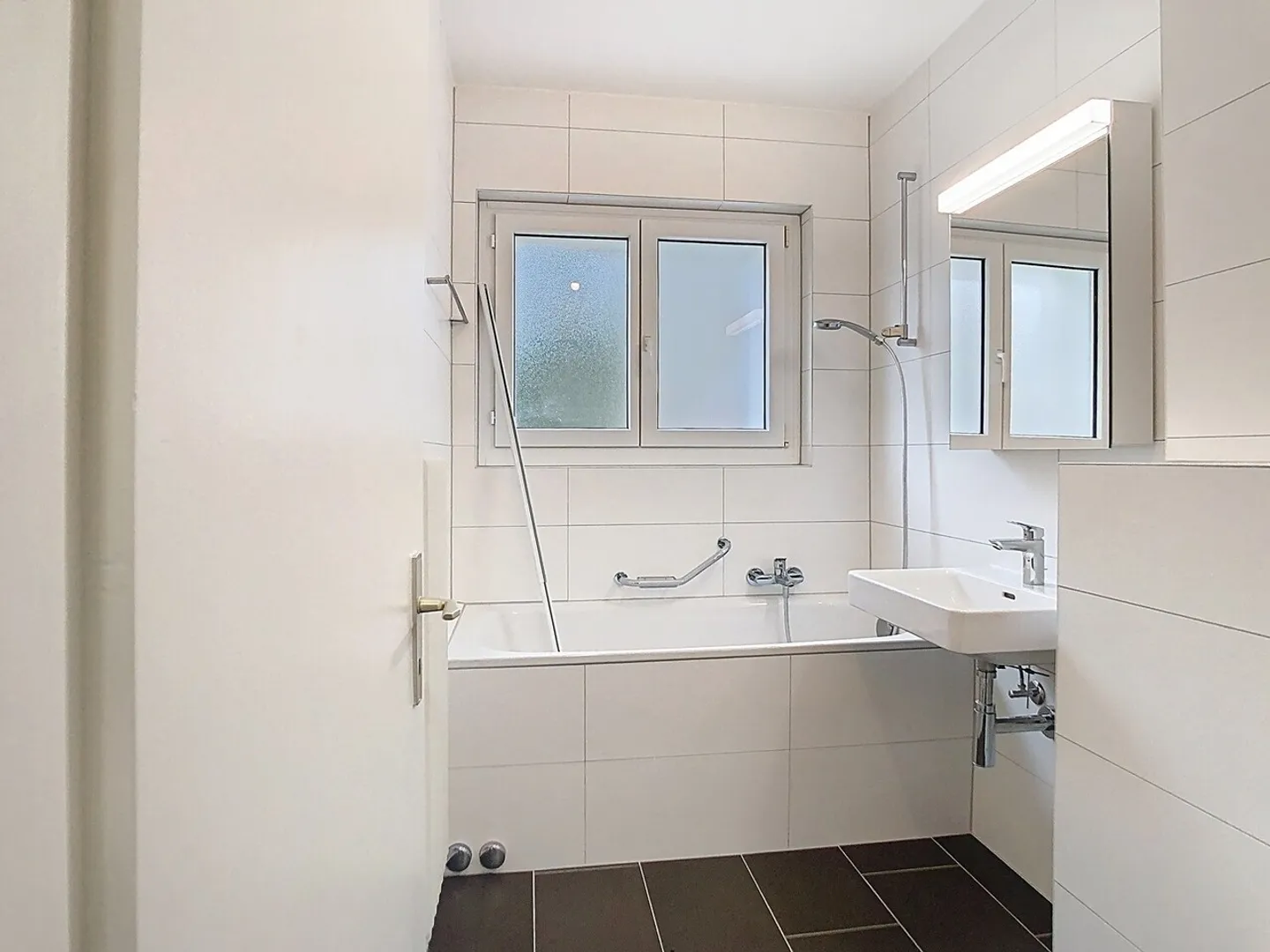 Lumineux logement traversant avec vue imprenable et deux balcons ! - Photo 8 sur 10