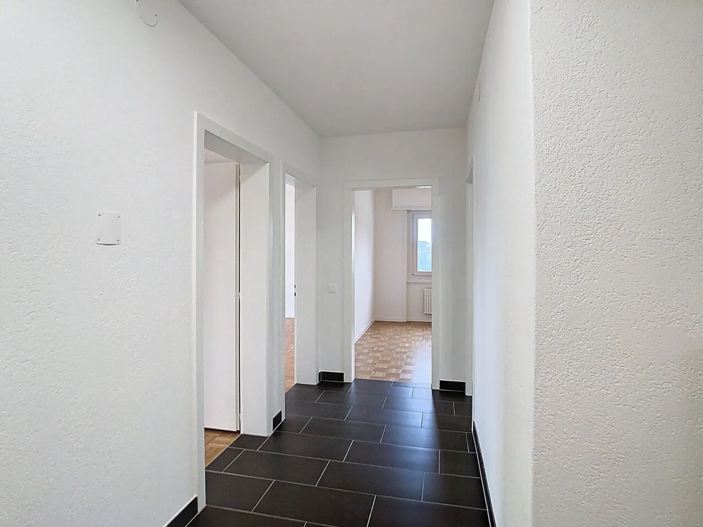 Lumineux logement traversant avec vue imprenable et deux balcons ! - Photo 9 sur 10