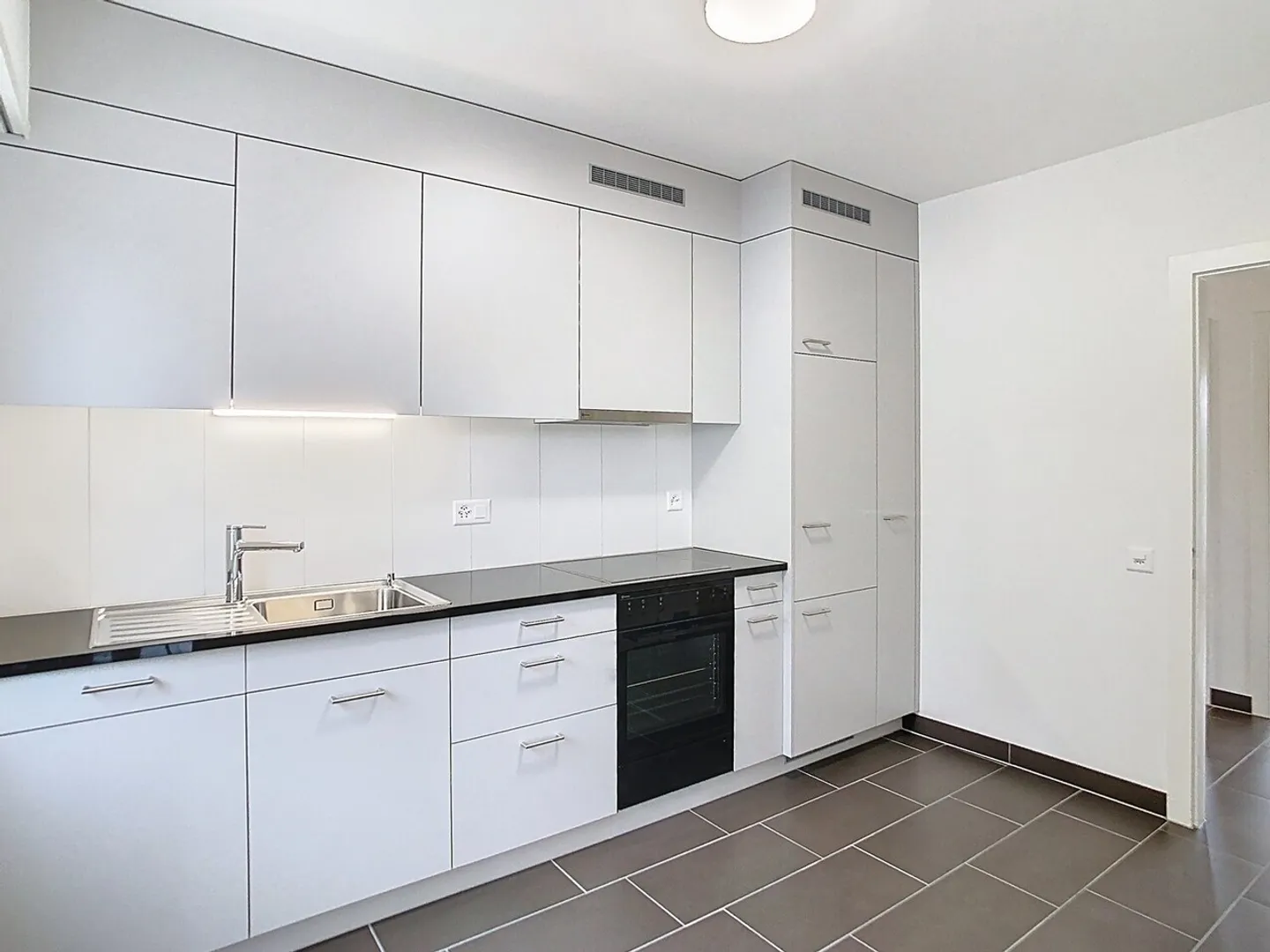 Lumineux logement traversant avec vue imprenable et deux balcons ! - Photo 1 sur 10