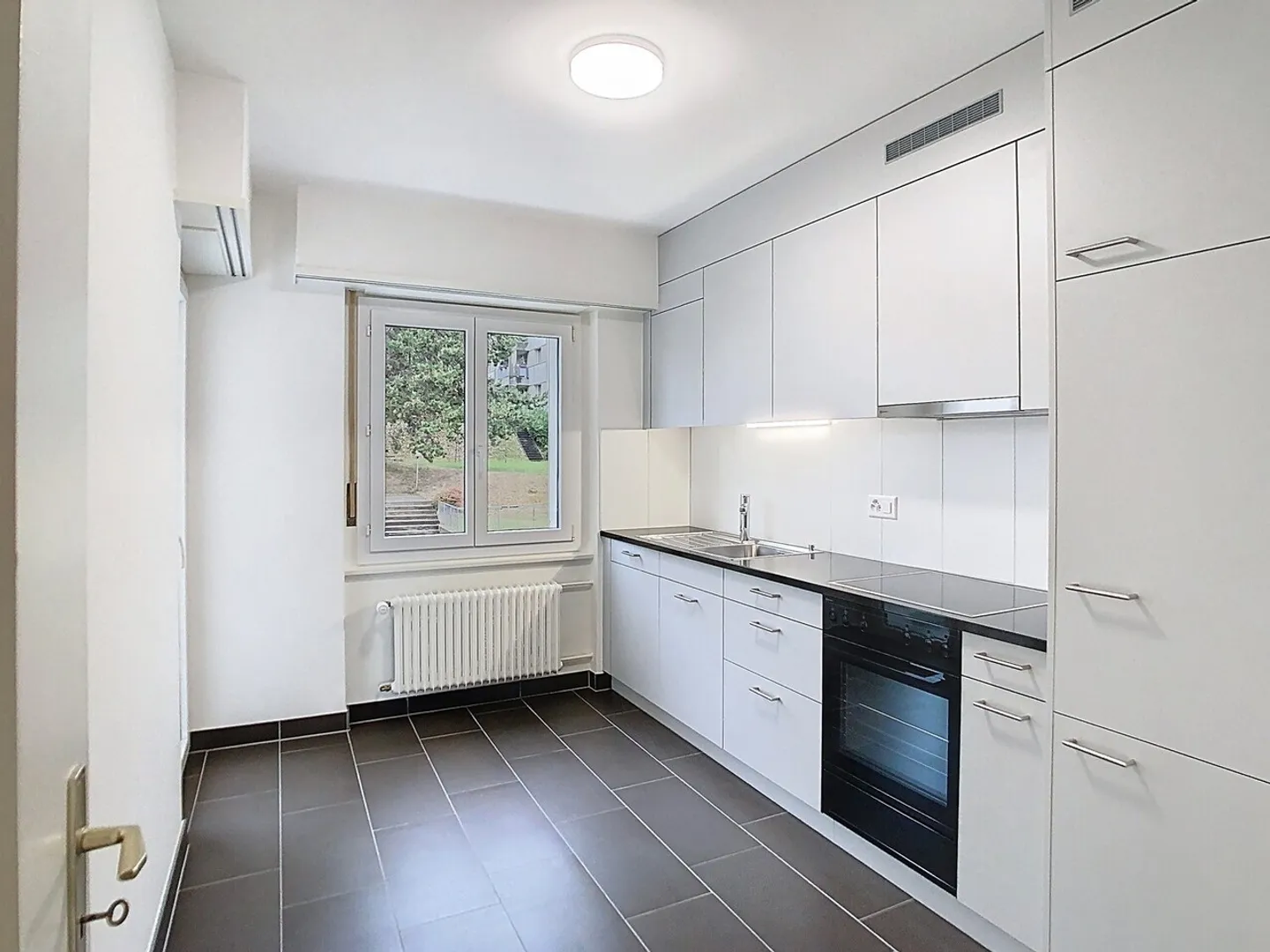 Lumineux logement traversant avec vue imprenable et deux balcons ! - Photo 2 sur 10