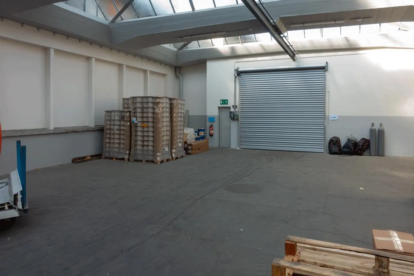 2 x 600 m2 Lagerhallen (oder 1'200 m2) mit Rampenzugang zu vermieten - Photo 3 sur 7
