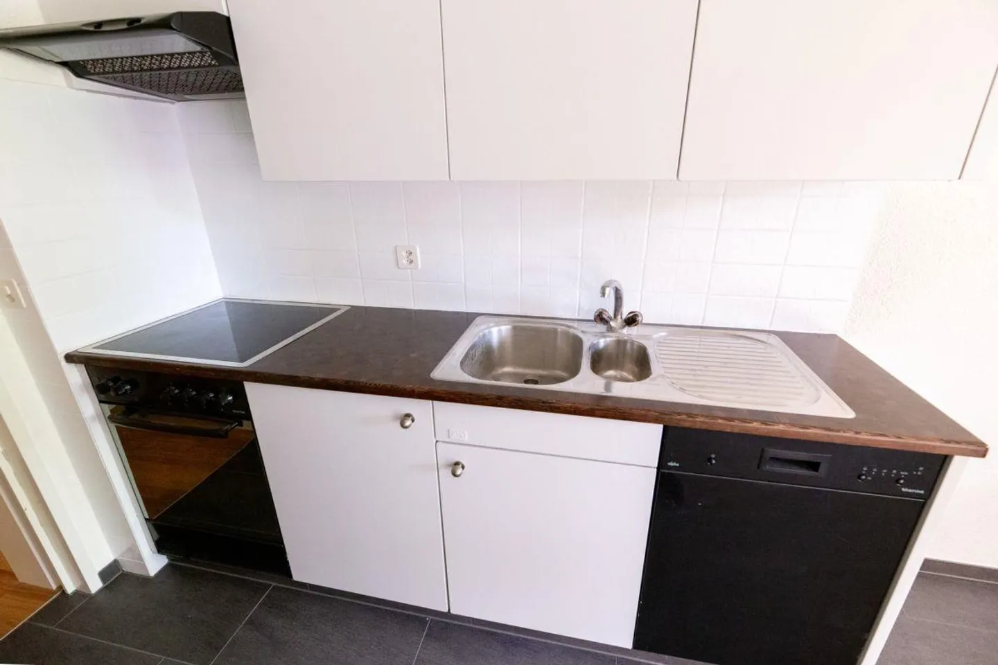 SCHÖNE Wohnung mit grossem Balkon - Foto 1 von 10