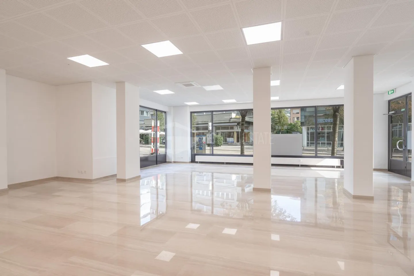 In Lugano Center: Elegant Business with Display Window - Photo 2 of 7