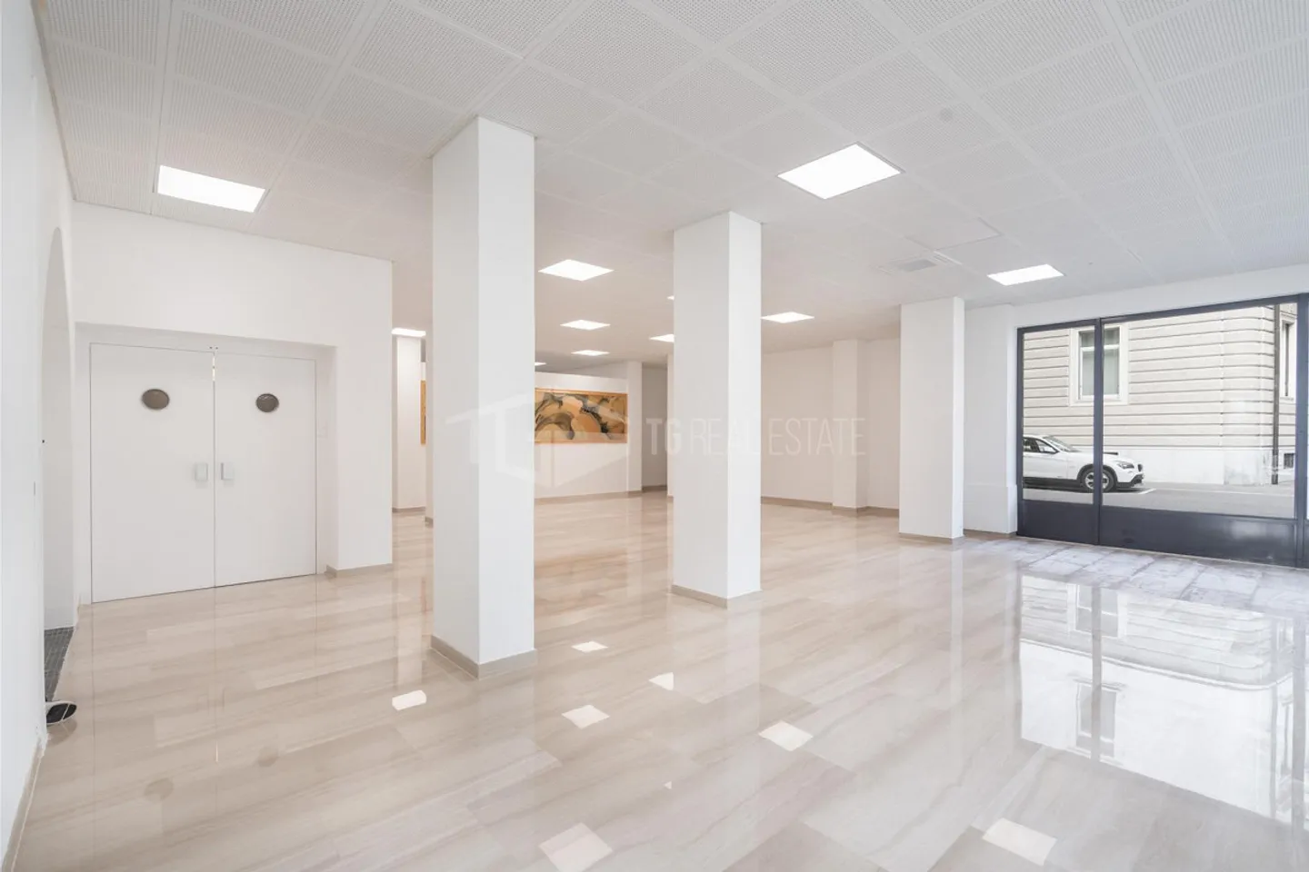 In Lugano Center: Elegant Business with Display Window - Photo 3 of 7