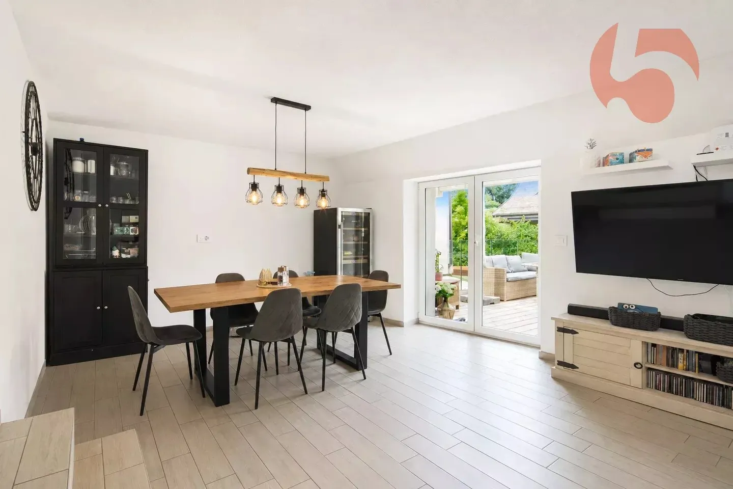 Charming Apartment in Mex - Photo 3 of 13